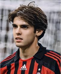 看台沙特球迷目睹主裁判给中国队点球，比划手抗议示意看VAR