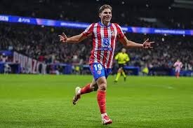 詹姆斯高空接力扣篮，点燃全场