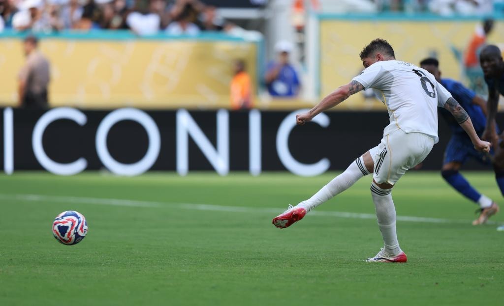 扣爽了！洛夫顿半场4中3得到9分4篮板3助攻